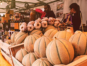 Des étals bien achalandés pour promouvoir le terroir du Sud-Ouest - Agrandir l'image (fenêtre modale)