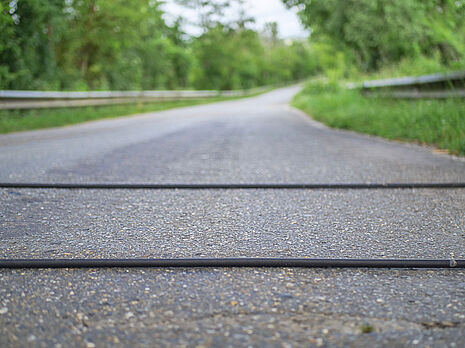 Les tubes pneumatiques  ces dispositifs temporaires, posés en travers de la chaussée, enregistrent les passages de véhicules grâce à la pression de l’air.