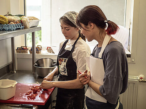 Les concurrents du concours GastroMômes en plein préparatifs dans les cuisines du lycée de Pardailhan - Agrandir l'image (fenêtre modale)