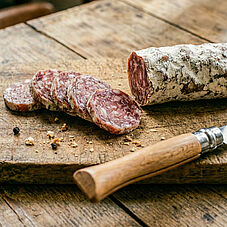 La transformation – salaisons, conserves, charcuteries – est réalisée sur l'exploitation Lou Rey du Mouchon - Agrandir l'image (fenêtre modale)