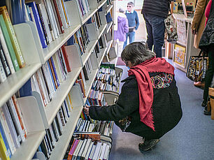 Les adhérents du bibliobus peuvent également passer commande de leurs souhaits de lecture auprès de la bibliothécaire - Agrandir l'image (fenêtre modale)