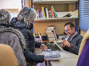 Alain le chauffeur du bibliobus s'occupe également d'enregistrer les prêts - Agrandir l'image (fenêtre modale)