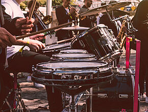 Des quais animés par les musiciens venus spécialement du Sud-Ouest - Agrandir l'image (fenêtre modale)