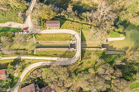 Vue aérienne de l'écluse de Graziac - Agrandir l'image (fenêtre modale)