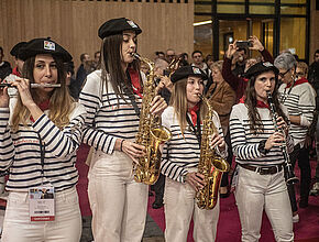 Animation au SIA avec la banda gersoise - Agrandir l'image (fenêtre modale)