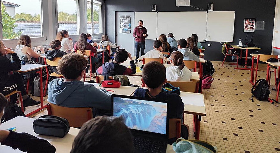 Initiation aux mangas avec Valne au collège de Riscle - Agrandir l'image (fenêtre modale)