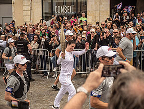 Un public enthousiaste dans les rues de Condom pour le passage de la Flamme Olympique - Agrandir l'image (fenêtre modale)