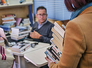 Alain est à l'entrée du bibliobus et a en charge les prêts - Agrandir l'image (fenêtre modale)