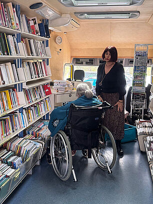 Le bibliobus a fait une halte à l'Ehpad de Cologne pour permettre à ses résidents d'emprunter des ouvrages - Agrandir l'image (fenêtre modale)