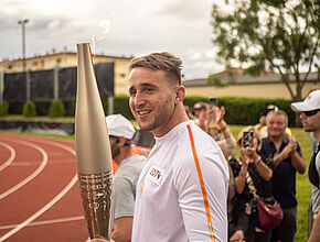 Anthony Jelonch, international de rugby, porteur de la Flamme Olympique - Agrandir l'image (fenêtre modale)