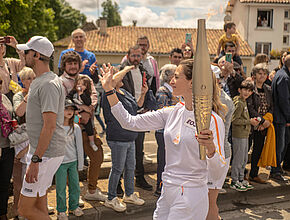 Ambiance fe ête dans les rues de Fleurance pour la Flamme Olympique - Agrandir l'image (fenêtre modale)