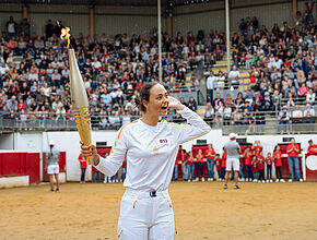 Le relais enflamme les arènes - Agrandir l'image (fenêtre modale)