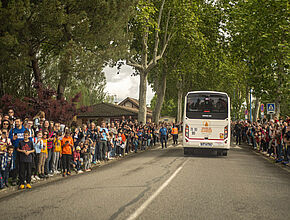 Une foule dense autour du lac de l'Isle JOurdain pour l'arrivée de la Flamme Olympique - Agrandir l'image (fenêtre modale)