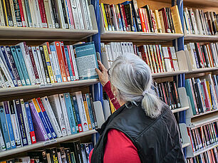 Les lecteurs sont fidèles au bibliobus et ne manquent jamais le rendez-vous mensuel - Agrandir l'image (fenêtre modale)