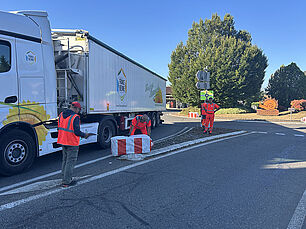 Les agents de la direction des Routes et Mobilités du Département du Gers en charge de sécuriser le passage des coureurs sur les routes départementales - Agrandir l'image (fenêtre modale)