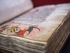 Des manuscrits anciens sont précieusement conservés au archives - Agrandir l'image (fenêtre modale)