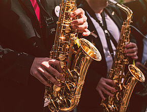 Les cuivres résonnent aux abords de Notre-Dame - Agrandir l'image (fenêtre modale)