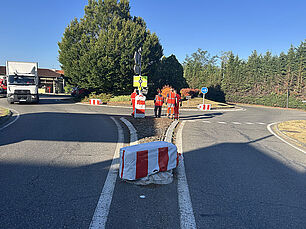 Les agents de la direction des Routes et Mobilités du Département du Gers en charge de sécuriser le passage des coureurs sur les routes départementales - Agrandir l'image (fenêtre modale)