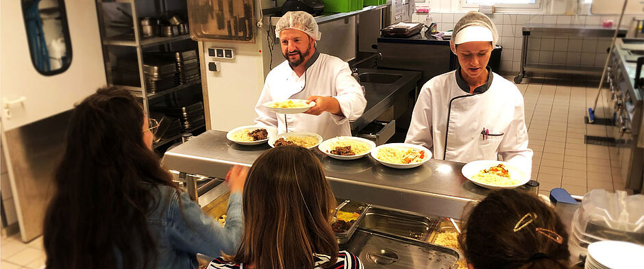 Le service de restauration scolaire assure aux collégiens une alimentation équilibrée pour un coût maîtrisé - Agrandir l'image (fenêtre modale)