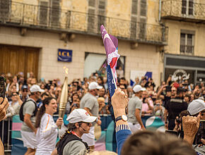 La Flamme Olympique accueillie avec ferveur à Condom - Agrandir l'image (fenêtre modale)