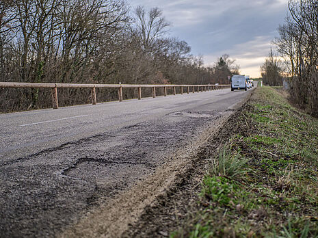Travaux de traitement des nids de poule formés sur la D924 en raison du trafic renvoyé - Agrandir l'image (fenêtre modale)