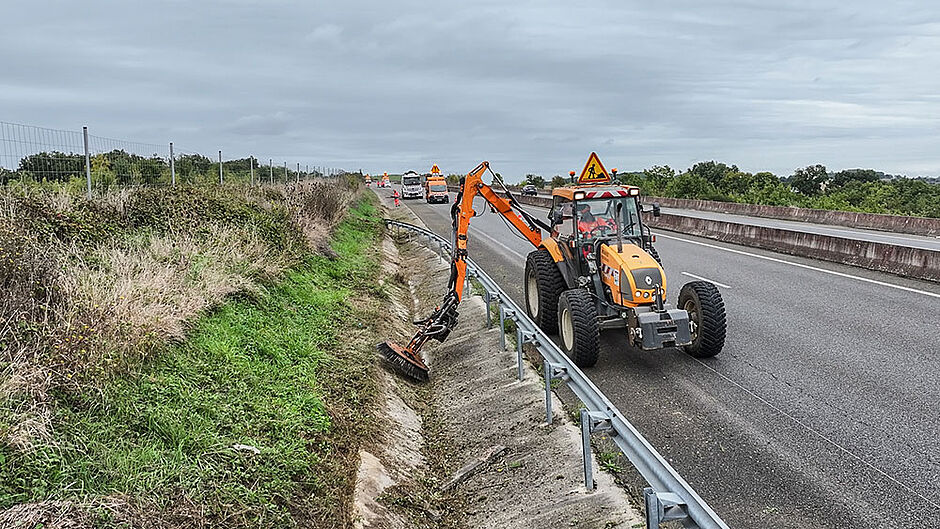 Le fauchage est une mission essentielle des agents des routes