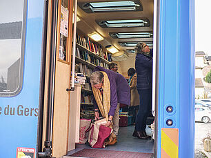 Les bibliobus de la Médiathèque départementale effectuent des tournées dans tout le territoire - Agrandir l'image (fenêtre modale)