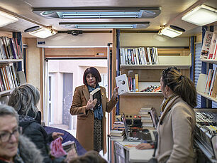 Marie est une bibliothécaire passionnée, qui conseille les lecteurs lors des tournées du bibliobus - Agrandir l'image (fenêtre modale)
