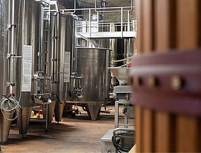 Le chai de Herrebouc est composé de cuves inox, de fût en bois et de jarres - Agrandir l'image (fenêtre modale)